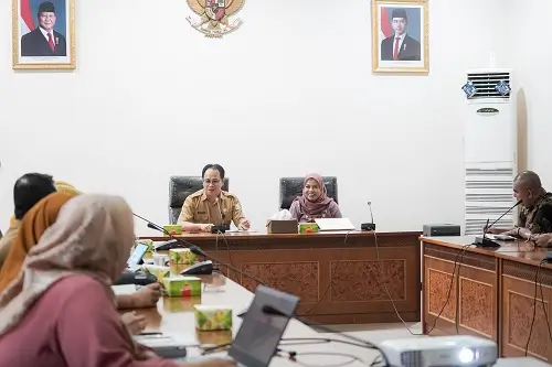 Rapat koordinasi Pemprov Kalbar bersama KPAI membahas penguatan pengawasan lintas sektor untuk mencegah TPPO anak dan bayi di Kalbar.