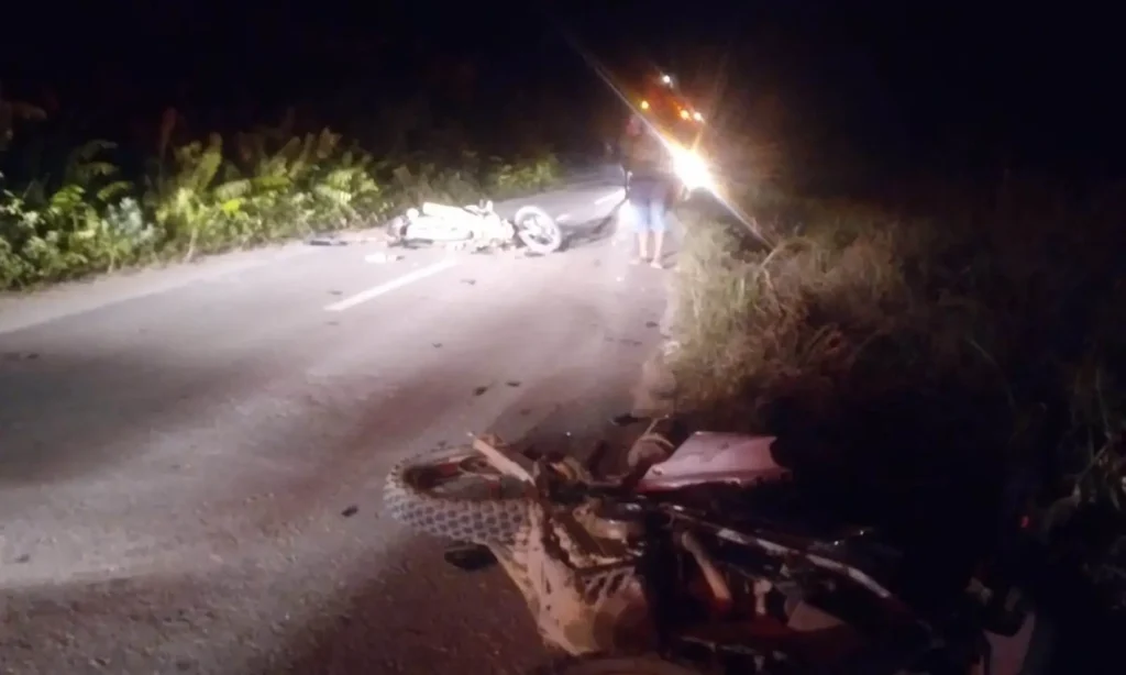 Petugas Polsek Jangkang melakukan olah TKP kecelakaan yang menewaskan seorang perangkat desa di Jalan Raya Balai Sebut–Kembayan, Kabupaten Sanggau.