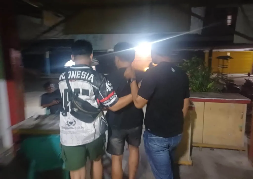 Polisi Polsek Sekayam mengamankan terduga pelaku curanmor beserta dua sepeda motor barang bukti di Sanggau.