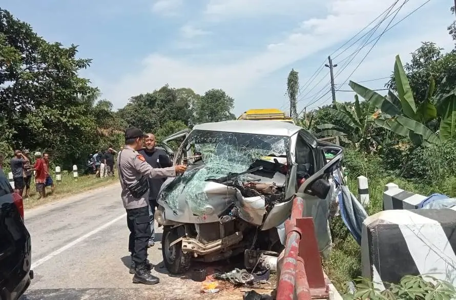 Mobil pikap Mitsubishi Grandmax mengalami kerusakan setelah menabrak pembatas Jembatan Senyabang di Kecamatan Batang Tarang, Kabupaten Sanggau.
