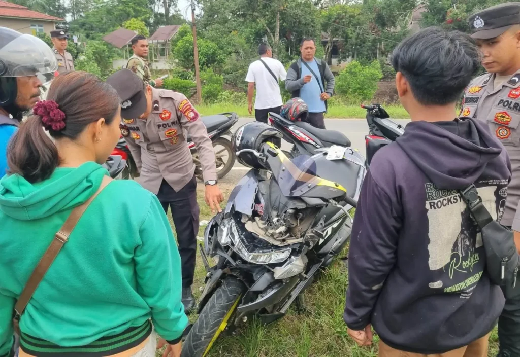 Petugas Polsek Sekayam menangani kecelakaan Yamaha Aerox dan Toyota Avanza di Jalan Lintas Malindo, Sanggau.
