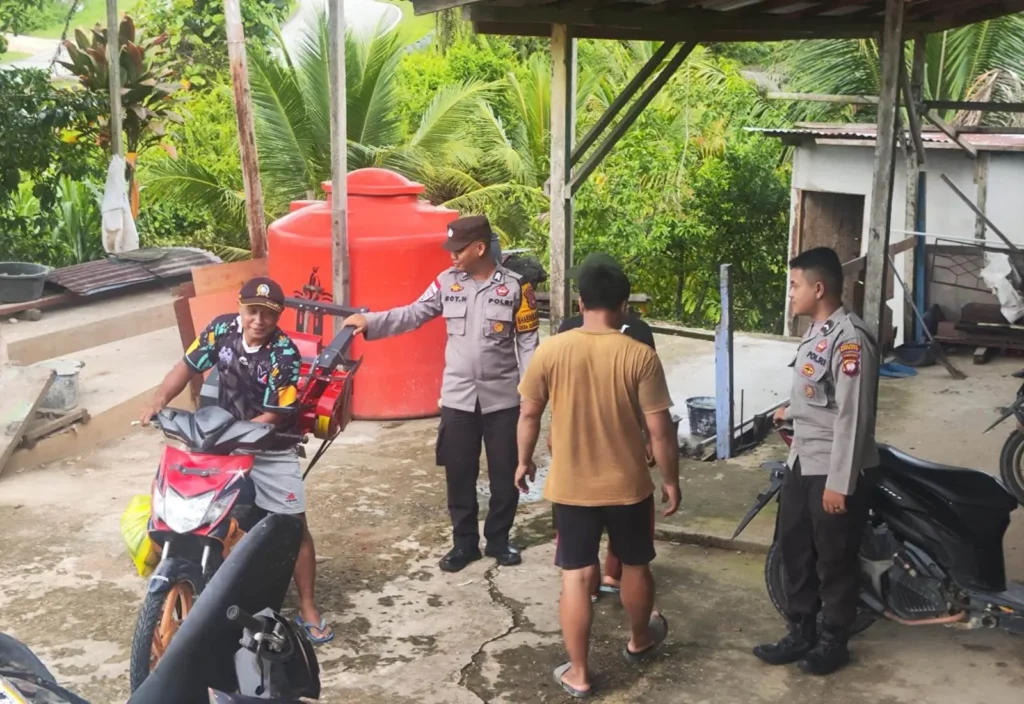 Personel Polsek Entikong berdialog dengan warga saat melaksanakan Patroli Perintis Kota di wilayah perbatasan Kabupaten Sanggau.