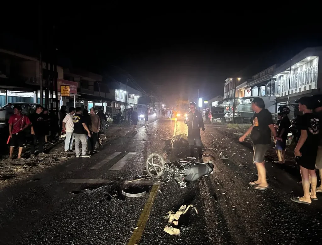Petugas kepolisian melakukan olah TKP kecelakaan motor dan truk di Pasar Sosok, Kabupaten Sanggau.