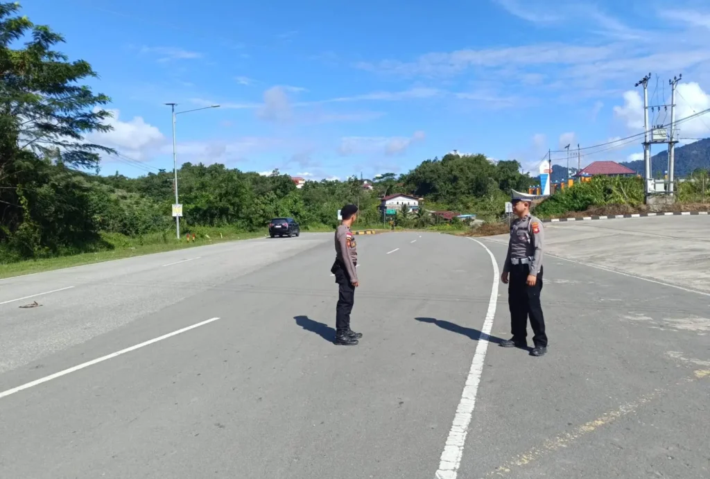 Personel Polsek Entikong melaksanakan Patroli Perintis Presisi di kawasan PLBN Entikong dan sejumlah titik strategis untuk menjaga keamanan perbatasan RI-Malaysia.