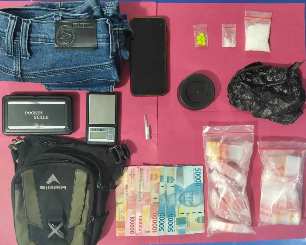 Petugas Satresnarkoba Polres Sanggau menunjukkan barang bukti sabu seberat 21,06 gram dan pil diduga ekstasi dari pengungkapan kasus narkoba di Kabupaten Sanggau.