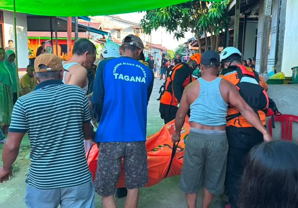 Tim gabungan mengevakuasi jasad IRT yang ditemukan meninggal dunia di Sungai Kapuas, Kecamatan Meliau, Kabupaten Sanggau.