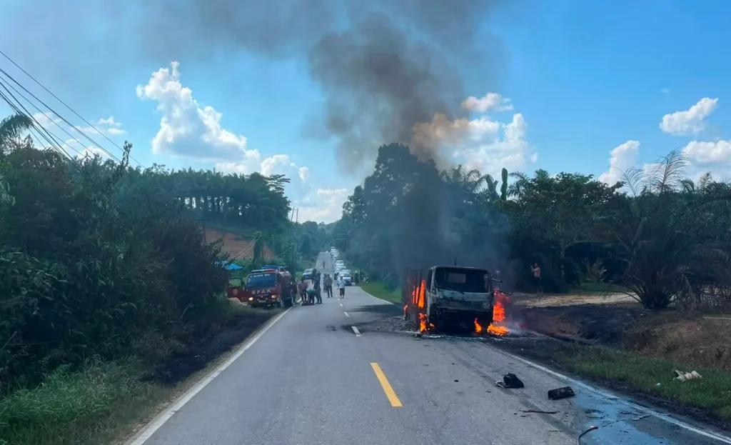 Truk Hino Dutro bermuatan material bangunan hangus terbakar di Jalan Kembayan–Simpang Tanjung, Kabupaten Sanggau.