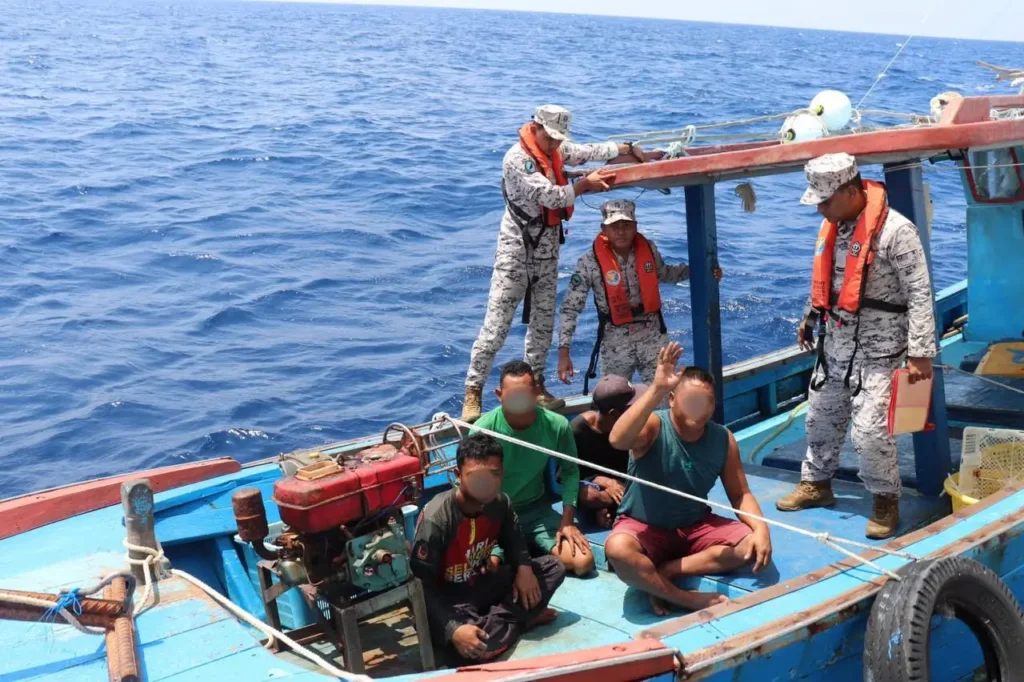 Petugas APMM mengamankan kapal yang mengangkut empat nelayan Indonesia yang diduga melakukan penangkapan ikan ilegal di perairan Sarawak, Malaysia.