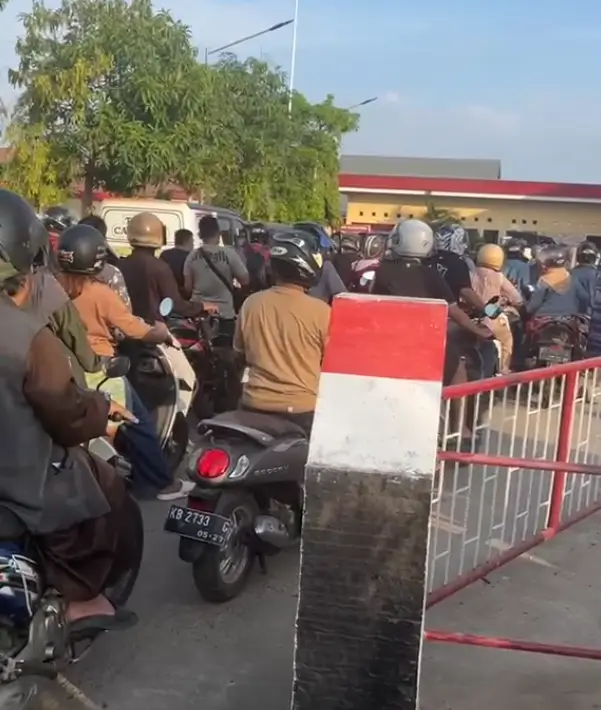 Antrean kendaraan mengular di salah satu SPBU di Kabupaten Ketapang meski pasokan BBM tambahan telah didistribusikan.