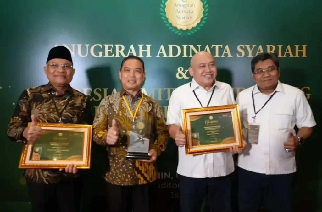 Gubernur Kalimantan Barat Ria Norsan menerima penghargaan pada Anugerah Adinata Syariah 2026 di Jakarta setelah Kalbar meraih tiga penghargaan nasional, termasuk Juara Kategori Wakaf.