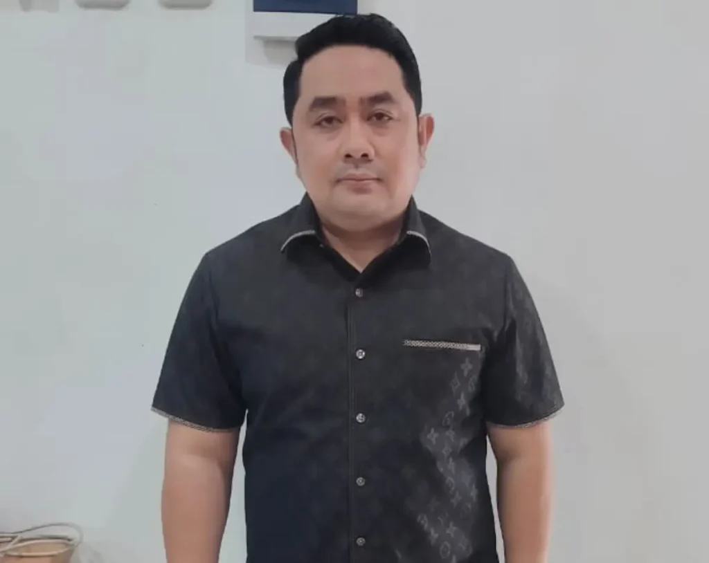 Tim SIRI Kejaksaan Agung mengamankan DPO Kejati Kalimantan Barat, H. Asep Jamaluddin alias Jimmy, di kawasan Tebet Timur, Jakarta Selatan.