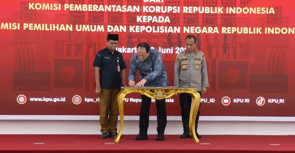 KPK menyerahkan aset rampasan negara kepada KPU dan Polri dalam program asset recovery di Jakarta.