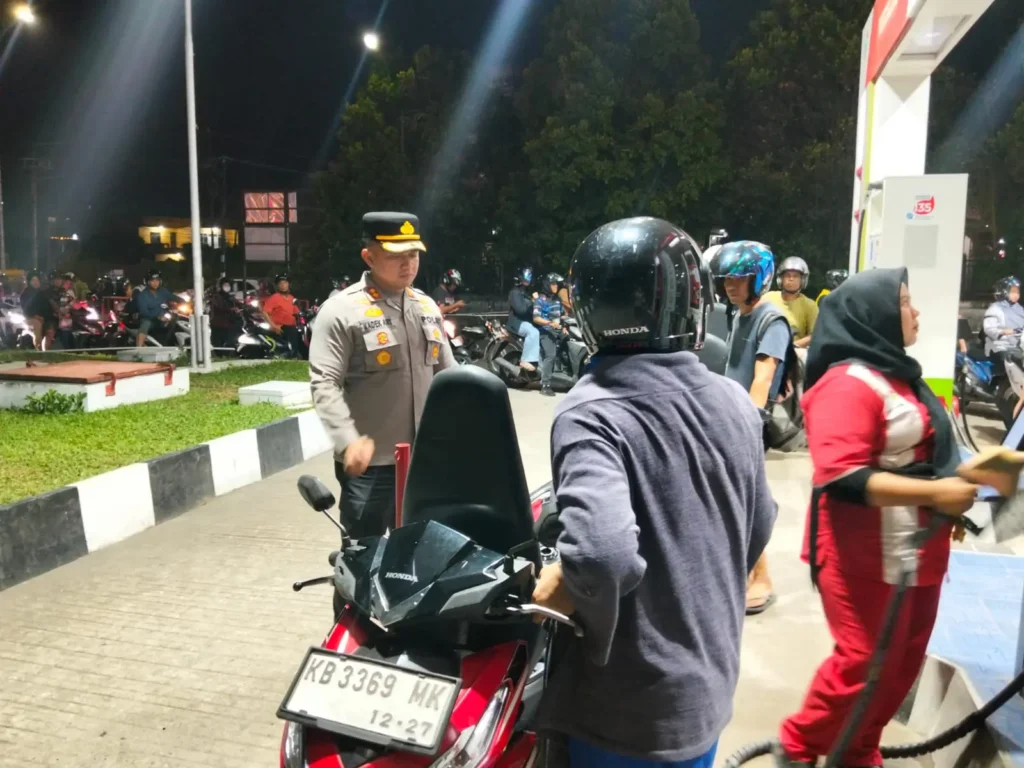 Petugas Polres Kubu Raya memantau antrean kendaraan di SPBU untuk memastikan stok Pertalite tetap aman dan distribusi berjalan lancar.