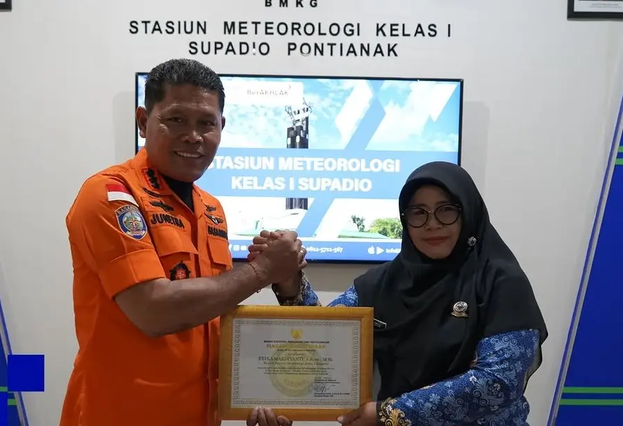 Penyerahan penghargaan Basarnas kepada BMKG Supadio atas dukungan Operasi SAR helikopter PK-CFX.