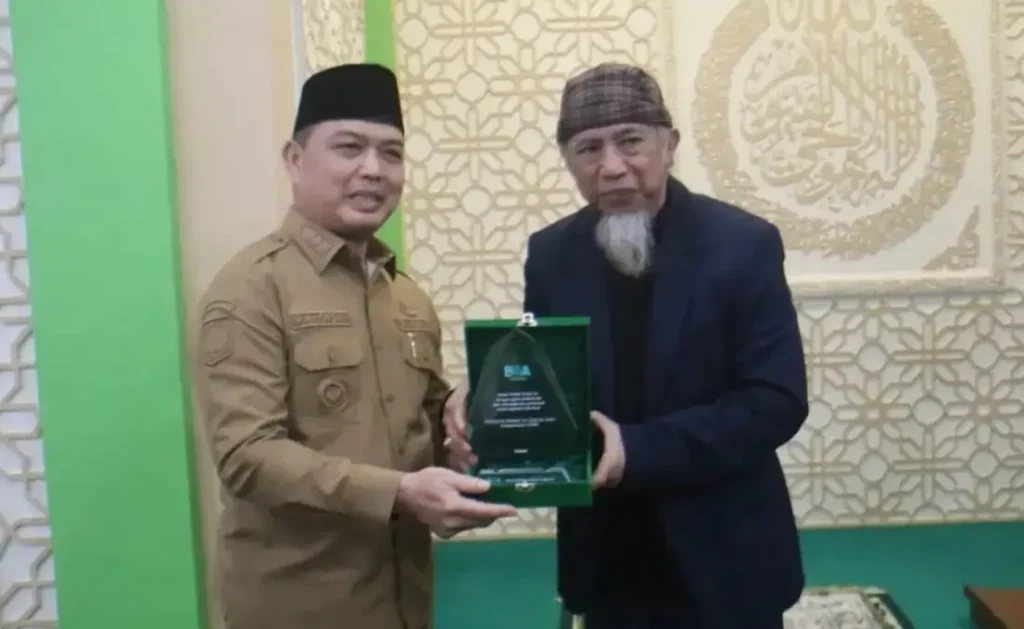 Gubernur Kalimantan Barat Ria Norsan menerima penyerahan simbolis wakaf 40 ribu mushaf Al-Qur'an dari Badan Wakaf Alquran Indonesia di Masjid An-Naim, Kantor Gubernur Kalbar.