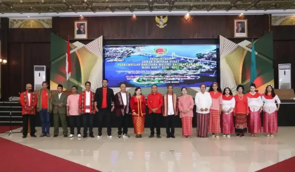 Wakil Gubernur Kalimantan Barat Krisantus Kurniawan mengukuhkan DPP Perkumpulan Basudara Maluku Kalbar periode 2026–2031 di Pendopo Gubernur Kalbar.