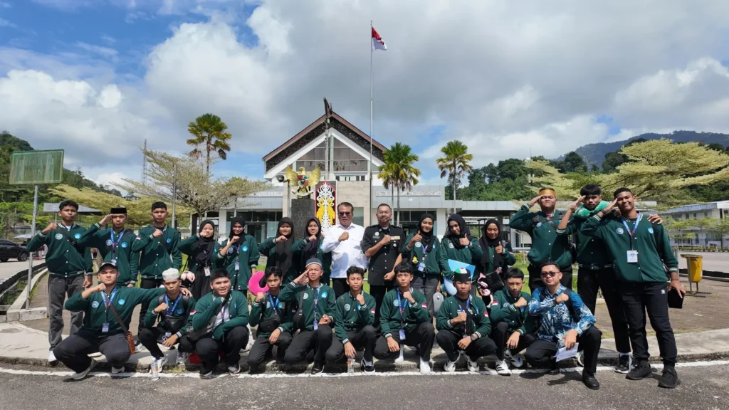 Konjen RI Kuching Abdullah Zulkifli melepas keberangkatan 22 siswa CLC Sarawak penerima Beasiswa GEMA CITA 2026 melalui PLBN Tebedu-Entikong menuju Indonesia.