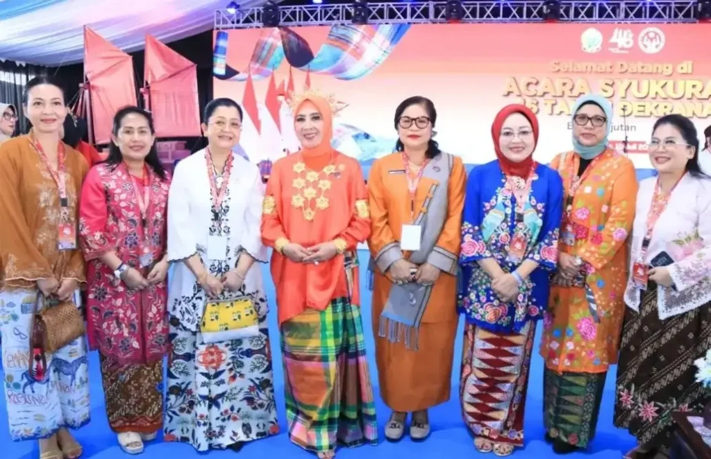 Wakil Ketua Dekranasda Kalbar Donata Krisantus mengunjungi stan produk tenun dan kriya Kalimantan Barat pada peringatan HUT ke-46 Dekranas di Makassar.
