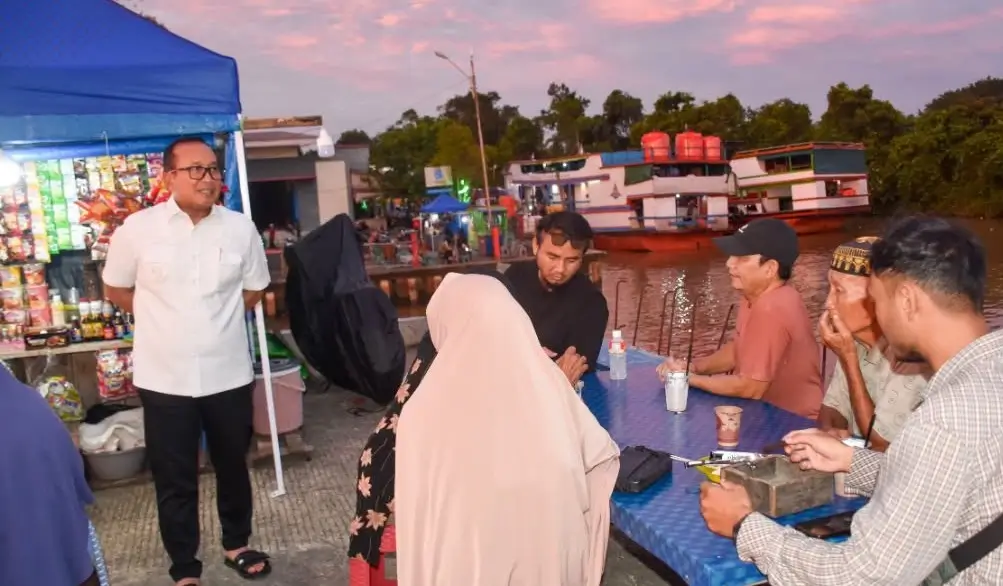 Bupati Kubu Raya Sujiwo meninjau kawasan Dermaga Rasau Jaya sebagai bagian dari rencana penataan pelabuhan agar lebih bersih, aman, tertib, dan bebas praktik calo.