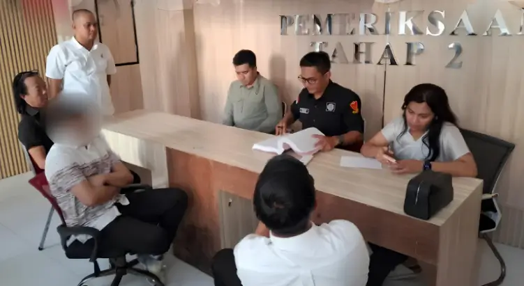 Pelimpahan tersangka dan barang bukti kasus dugaan peredaran oli palsu dari Ditreskrimsus Polda Kalbar ke Kejari Mempawah untuk proses penuntutan.