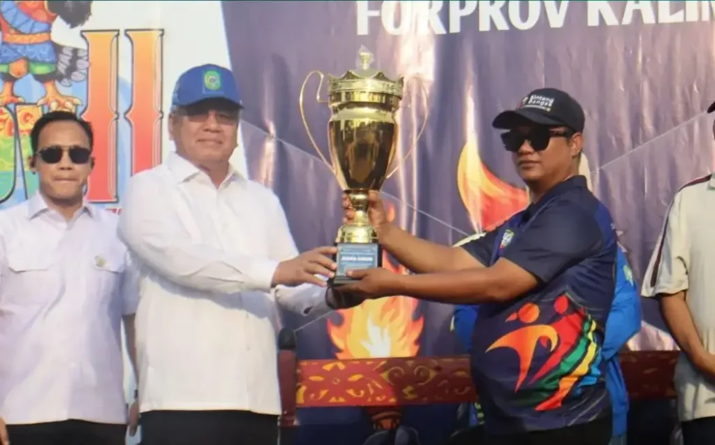 Sekda Kalbar Harisson menutup Forprov II KORMI Kalbar 2026 di Kota Singkawang dan menyerahkan penghargaan kepada Pemerintah Kota Singkawang.