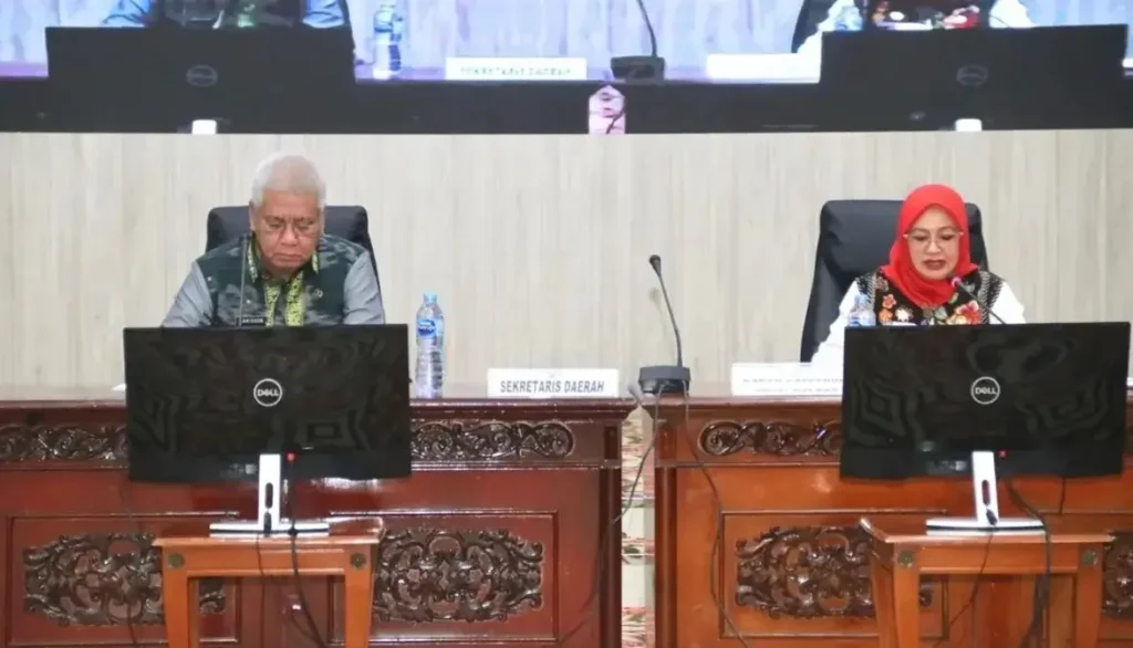 Sekda Kalbar Harisson membuka Forum Penyusunan Dokumen CSR 2027 di Balai Petitih Pontianak.