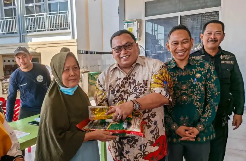 Wakil Bupati Kubu Raya Sukiryanto membuka Gerakan Pangan Murah di Desa Kapur, Kecamatan Sungai Raya, untuk membantu masyarakat memperoleh sembako dengan harga terjangkau.