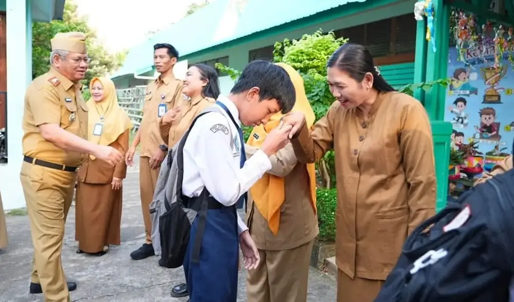 Sekda Kalbar Harisson mengantar anak ke SMP Negeri 3 Pontianak pada hari pertama sekolah sebagai dukungan terhadap Gerakan GAMAS.