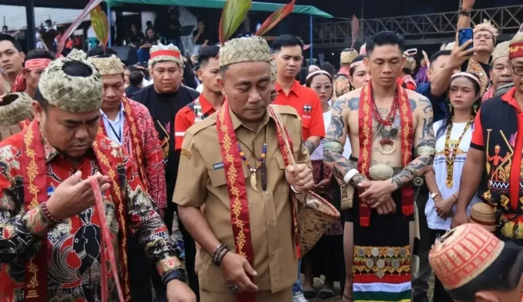 Wakil Gubernur Kalimantan Barat Krisantus Kurniawan membuka Gawai Dayak XV Kabupaten Sekadau di Rumah Betang Youth Center.