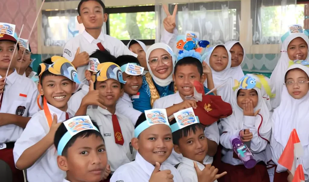 Ketua TP PKK Kalbar Erlina Norsan memberikan sosialisasi Gerakan Memasyarakatkan Makan Ikan (Gemarikan) kepada siswa dan orang tua di SD Negeri 09 Sungai Raya, Kabupaten Kubu Raya.