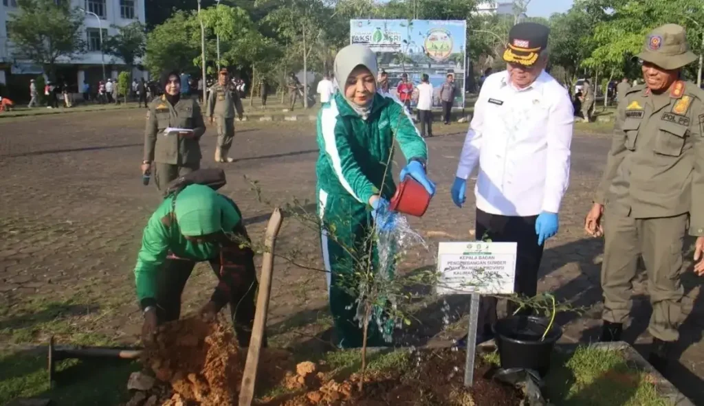 Sekda Kalbar Harisson menghadiri peluncuran Gerakan Indonesia ASRI di Masjid Raya Mujahidin Pontianak bersama TNI, Polri, ASN, dan masyarakat untuk mewujudkan lingkungan yang bersih dan asri.