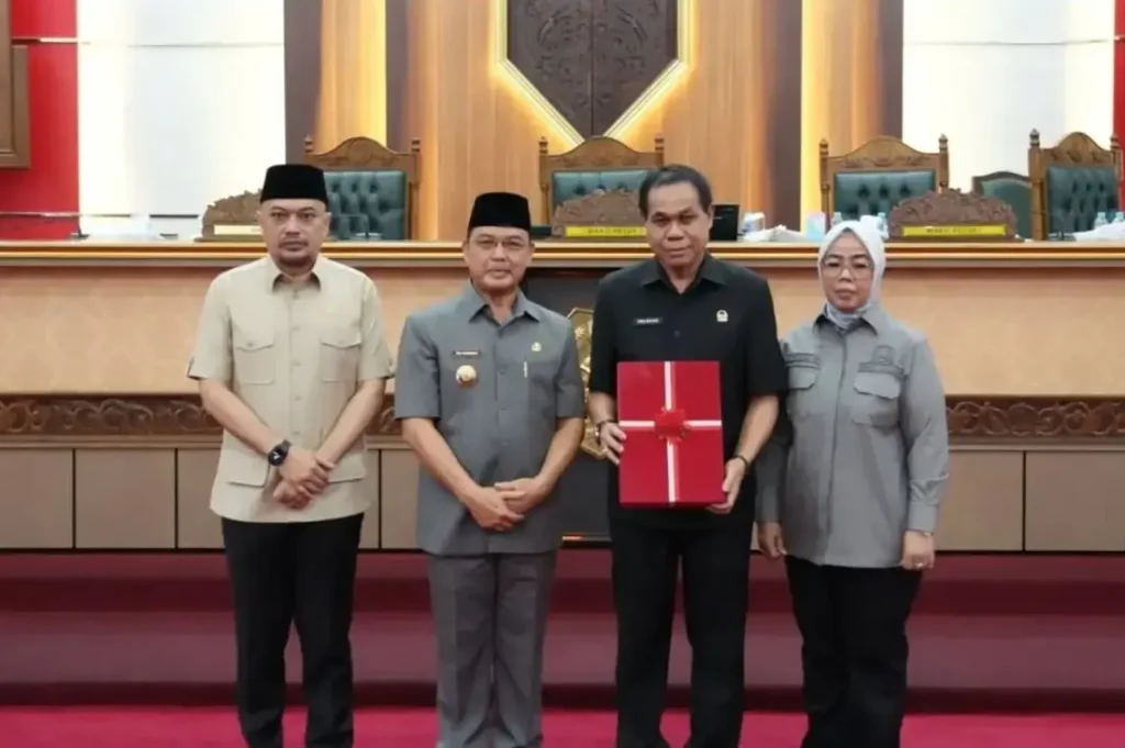 Gubernur Kalimantan Barat Ria Norsan menyampaikan Rancangan KUA-PPAS Tahun Anggaran 2027 dalam Rapat Paripurna DPRD Provinsi Kalimantan Barat di Balairungsari.
