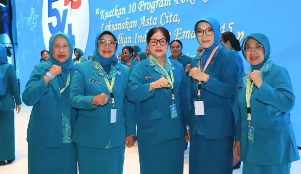 Ketua TP PKK Kalbar Erlina Ria Norsan menghadiri Puncak Peringatan HKG PKK ke-54 di Makassar bersama pengurus TP PKK Kalimantan Barat.