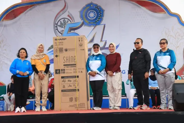 Ketua TP PKK Kalbar Erlina Ria Norsan menghadiri Senam Bersama dalam rangka HKG PKK ke-54 Tahun 2026 di Halaman Kantor Bupati Kubu Raya.