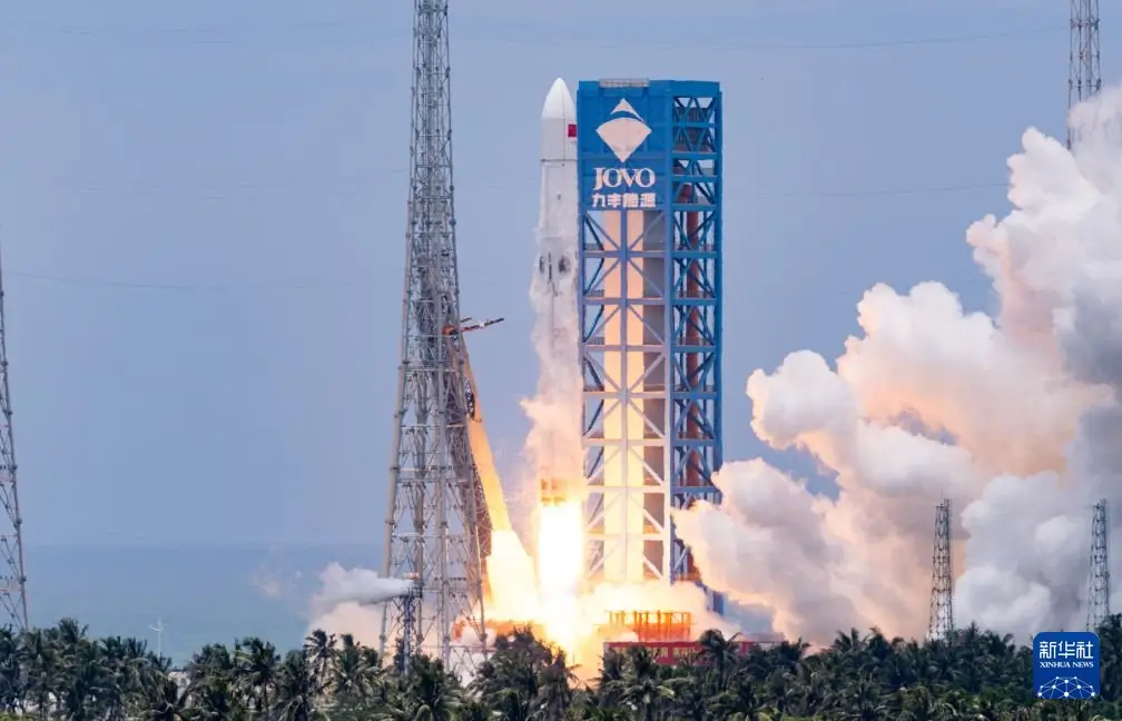 Roket Long March-10B milik China berhasil mendarat menggunakan sistem jaring di platform laut setelah menyelesaikan peluncuran dari Wenchang, Hainan.