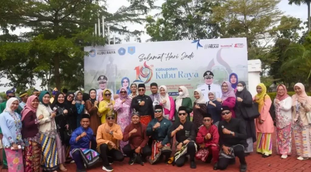 Bupati Kubu Raya Sujiwo usai memimpin upacara peringatan HUT ke-19 Kabupaten Kubu Raya di halaman Kantor Bupati.