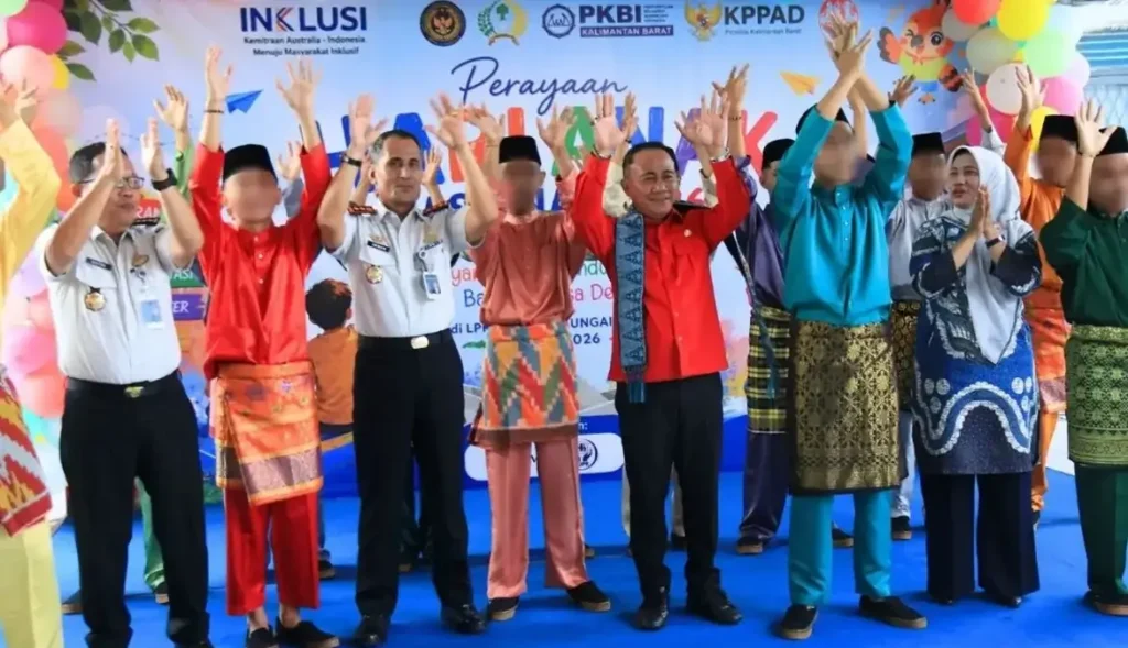 Wakil Gubernur Kalbar Krisantus Kurniawan memberikan motivasi kepada anak binaan saat peringatan Hari Anak Nasional 2026 di LPKA Kelas II Sungai Raya, Kubu Raya.