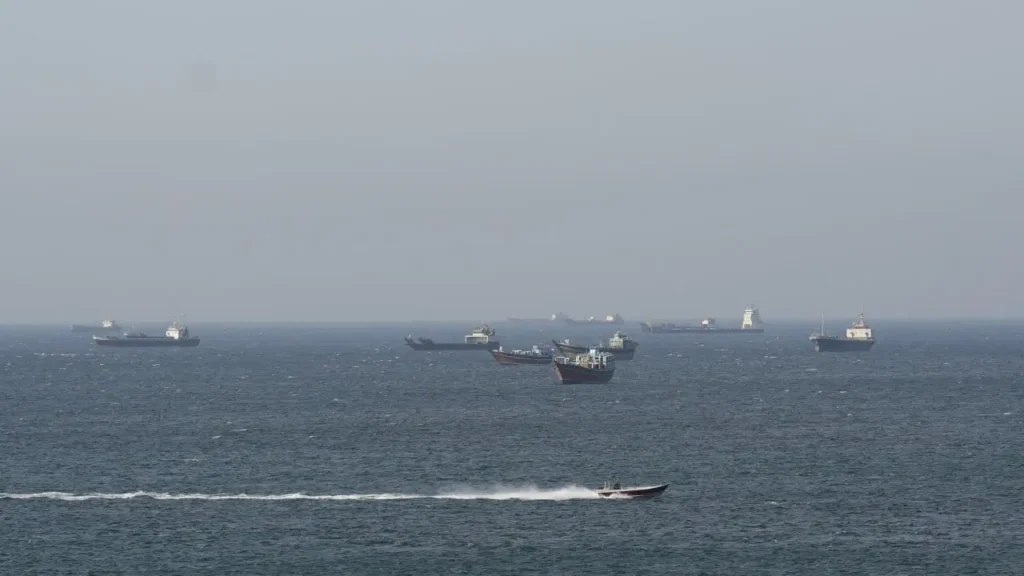 Kapal tanker minyak melintasi Selat Hormuz di tengah meningkatnya ketegangan antara Amerika Serikat dan Iran yang memicu lonjakan harga minyak dunia.