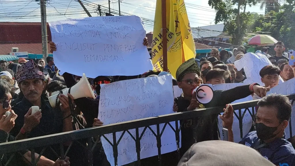 Ratusan massa Barisan Pemuda Melayu Kalbar berunjuk rasa di depan Kantor PLN UID Kalbar di Kubu Raya menuntut penghentian pemadaman listrik bergilir dan kompensasi bagi pelanggan.
