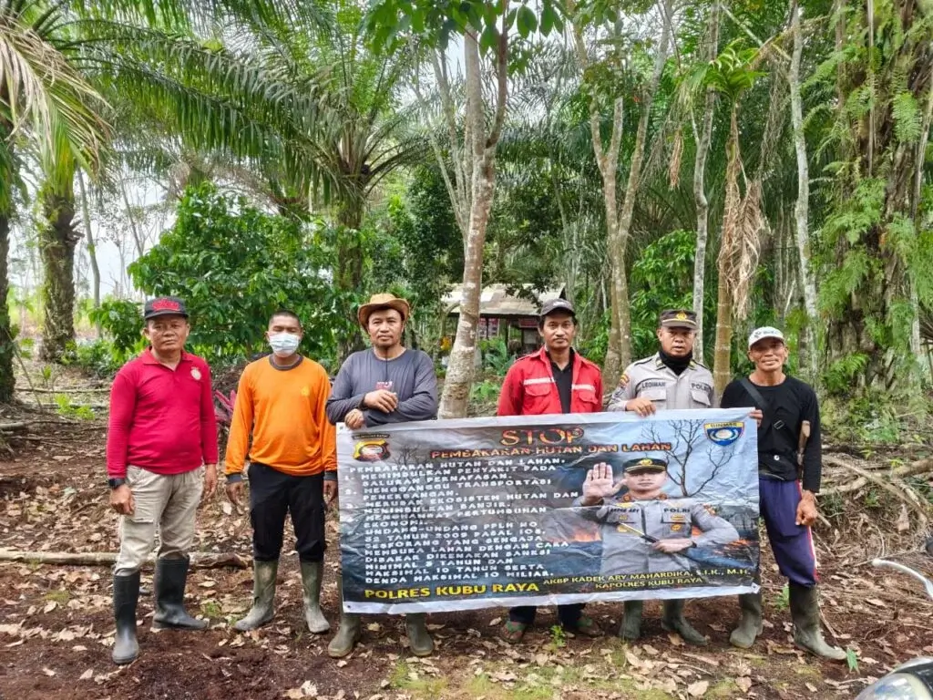 Personel Polres Kubu Raya memberikan sosialisasi larangan pembakaran lahan kepada masyarakat sebagai upaya pencegahan karhutla.
