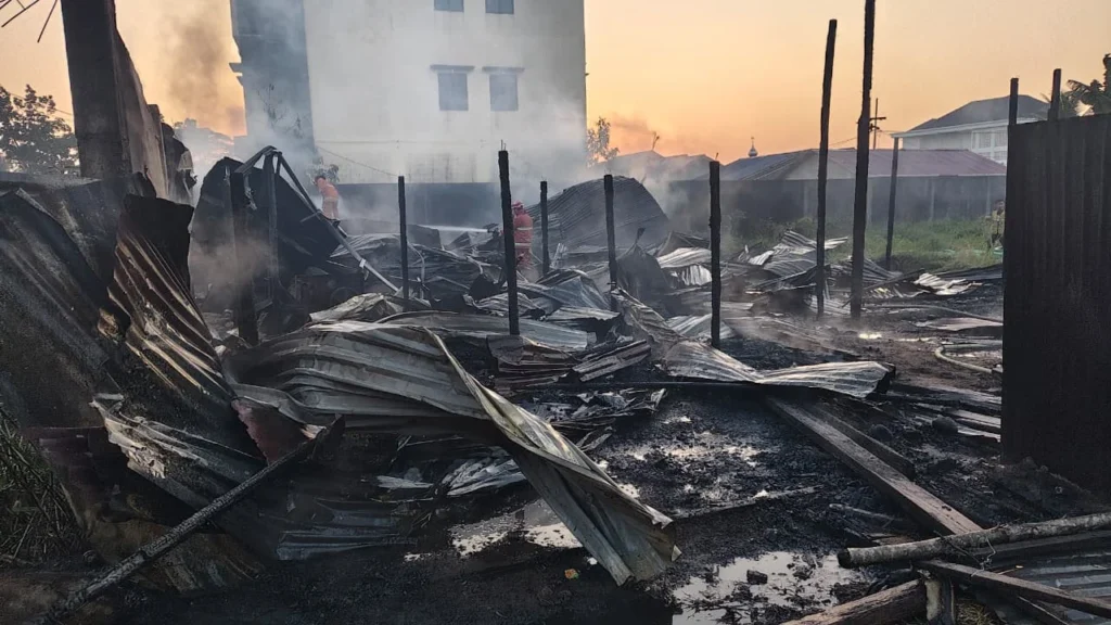 Kios di Jalan Mayor Alianyang, Desa Kapur, Kecamatan Sungai Raya, Kubu Raya, ludes terbakar yang diduga dipicu korsleting listrik.