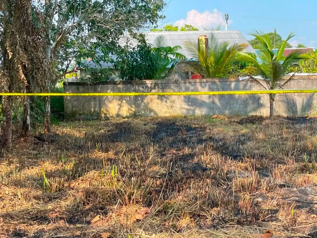 Satreskrim Polres Kubu Raya memasang police line di lokasi karhutla di Desa Kampung Arang.