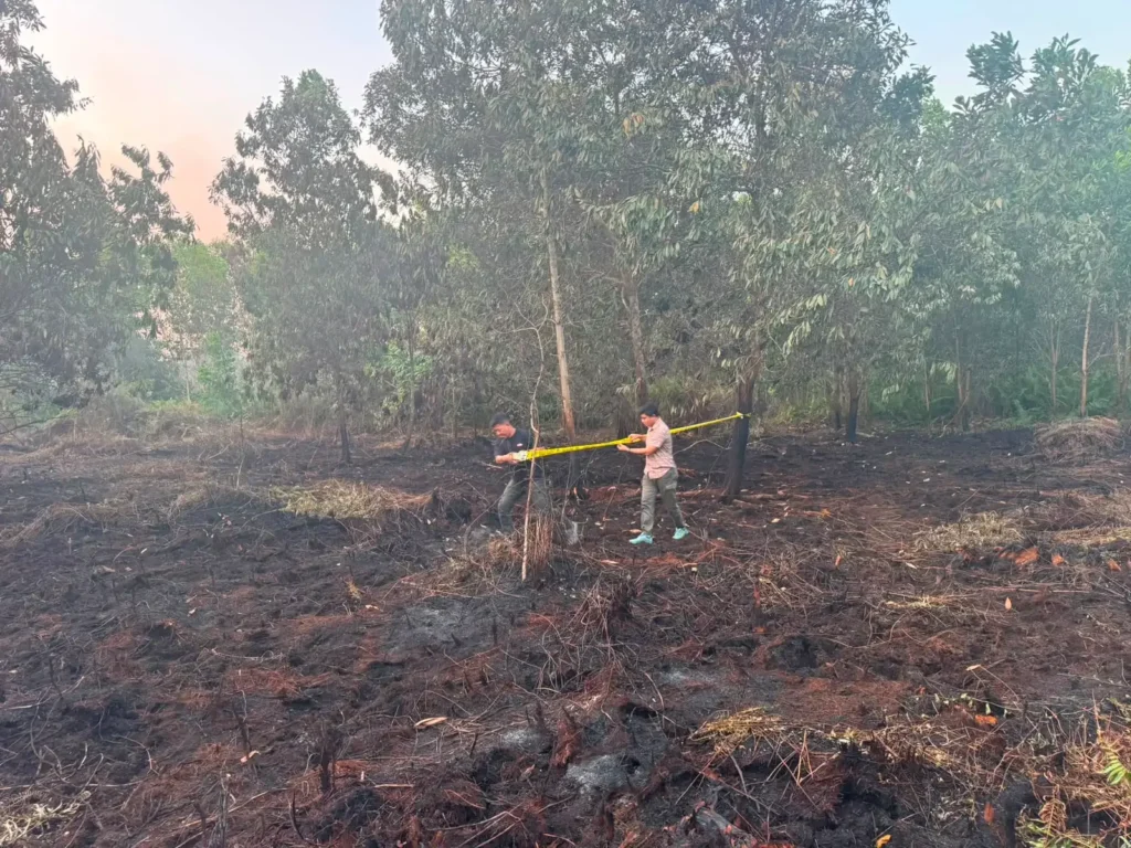 Petugas Polres Kubu Raya memasang garis polisi di lokasi lahan terbakar di belakang Kampus Universitas Nahdlatul Ulama (UNU) Kubu Raya yang sedang diselidiki terkait dugaan karhutla.