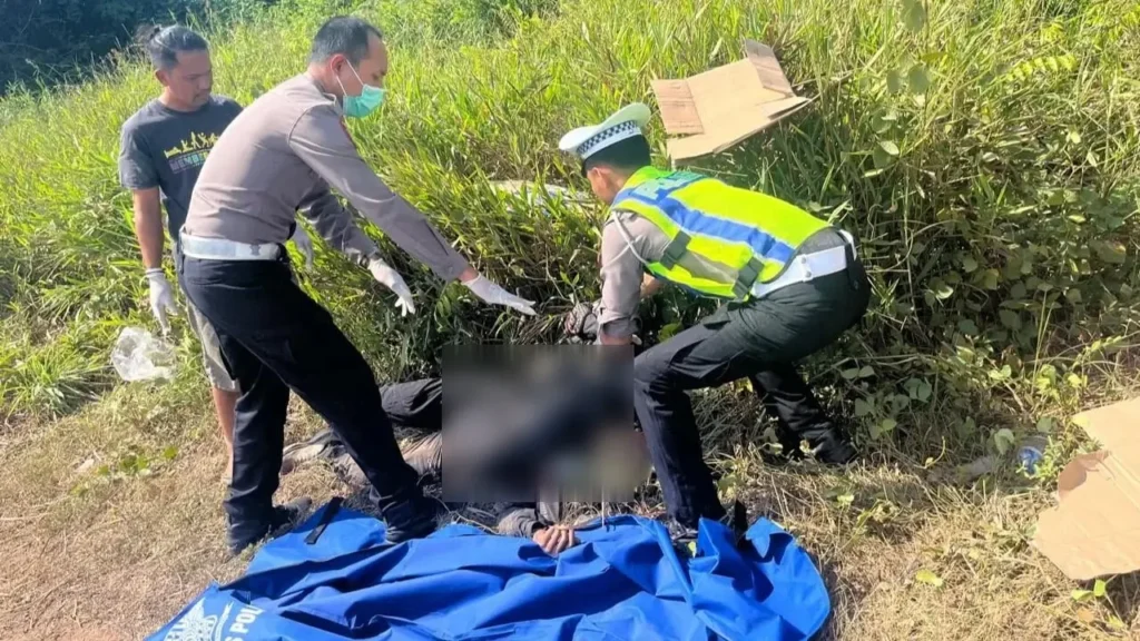 Petugas Satlantas Polres Kubu Raya melakukan olah TKP kecelakaan tabrak lari di Jalan Trans Kalimantan Kubu Raya.