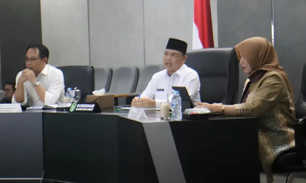 Gubernur Kalbar Ria Norsan menyampaikan capaian TPAKD pada Virtual Assessment TPAKD Award 2026 di Kantor Gubernur Kalimantan Barat.