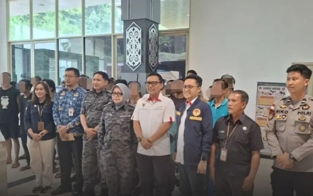 Petugas KJRI Kuching mendampingi pemulangan 51 PMI bermasalah dari Sarawak melalui PLBN Entikong di Kabupaten Sanggau.