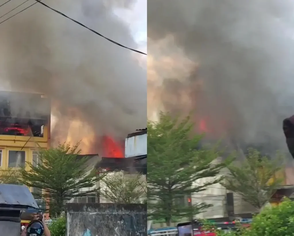 Kebakaran di kawasan Jalan Tanjungpura Pontianak dengan kepulan asap hitam saat petugas pemadam berupaya menjinakkan api.