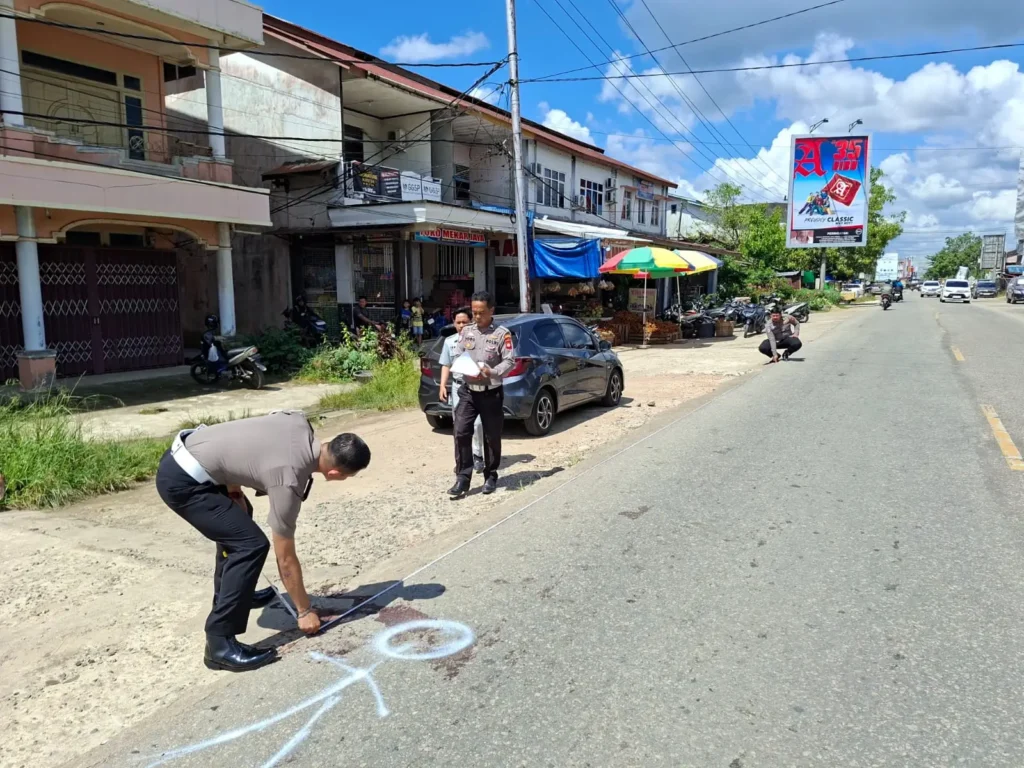 Petugas kepolisian melakukan olah TKP kecelakaan yang menewaskan anggota DPRD Sekadau Abang Nasir di Jalan Merdeka Timur.