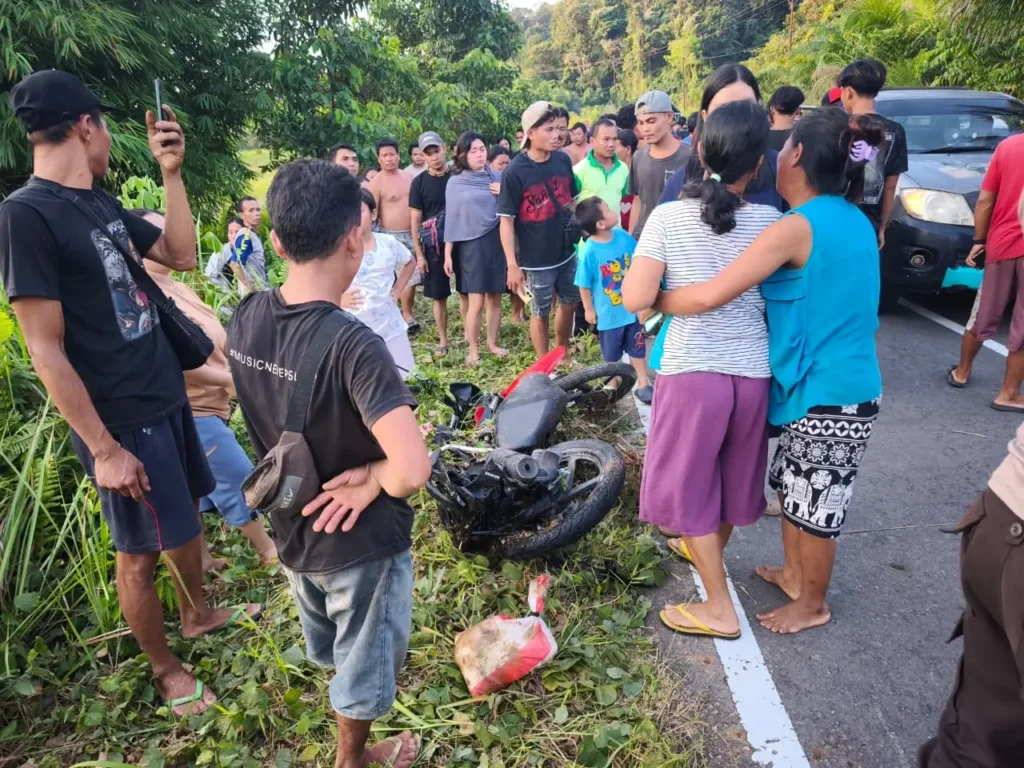 Kecelakaan mobil Box Wings dan Honda Revo di Nanga Mahap, Sekadau, mengakibatkan dua korban meninggal dunia.