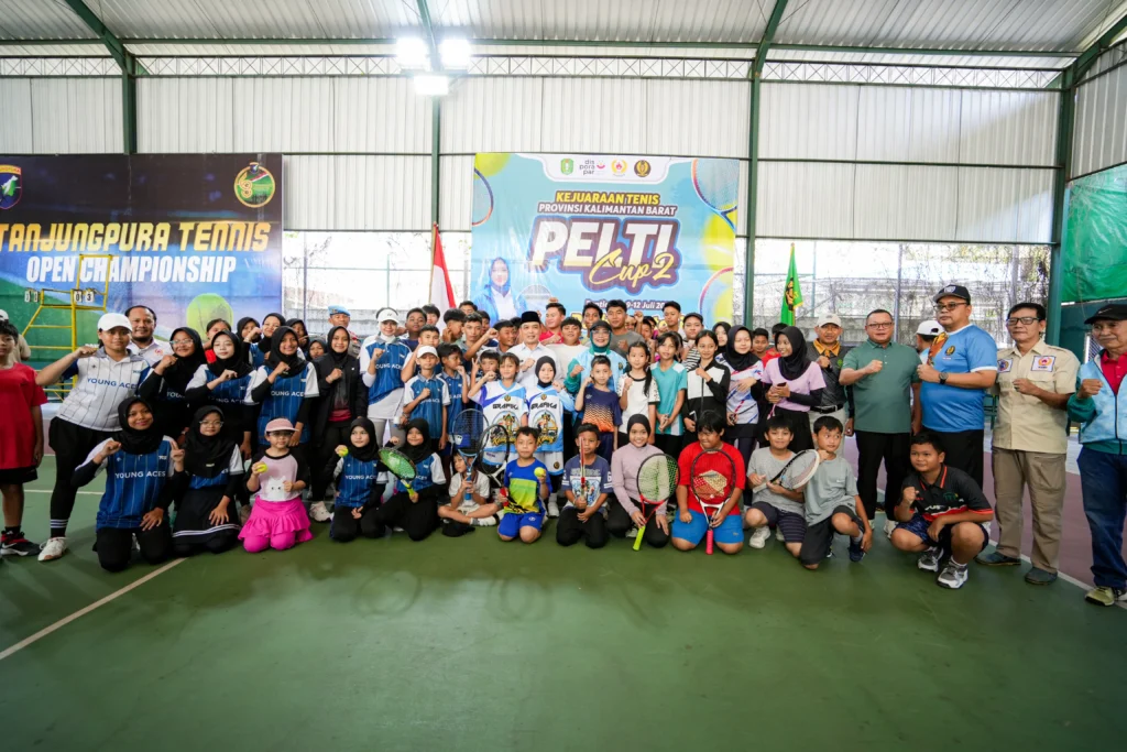 Gubernur Kalimantan Barat Ria Norsan melakukan servis pertama saat membuka Kejurprov Pelti Cup II 2026 di Lapangan Tenis Palapa, Pontianak, yang diikuti 216 atlet tenis dari 11 kabupaten dan kota.